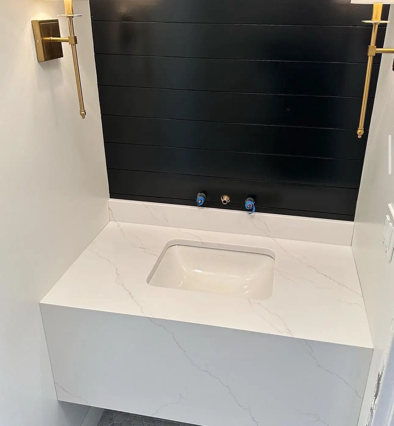 white counter granite